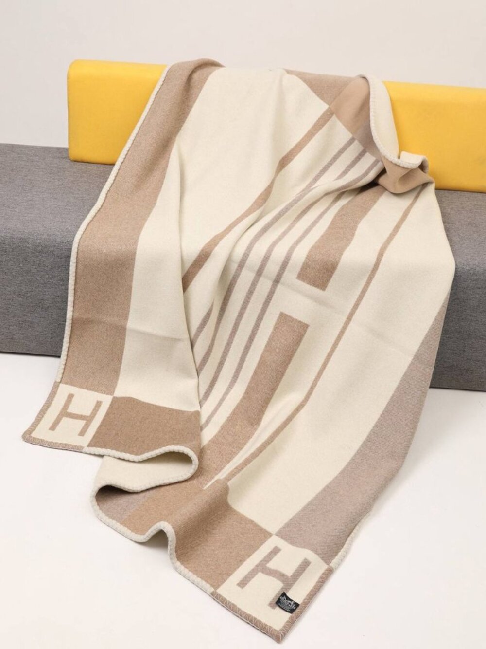 Hermes Avalon Vibration throw blanket 140 x 170 cm